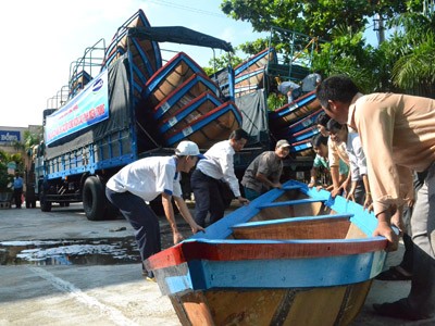 Tặng thuyền cứu hộ cho dân vùng rốn lũ