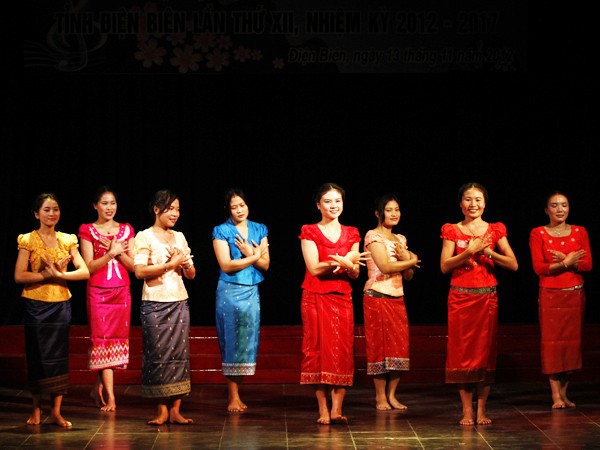 E ấp điệu múa Lào trên đất Điện Biên