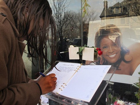 Hình ảnh xúc động tại lễ tang Whitney Houston