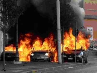 Người biểu tình đốt một toà nhà Bộ Quốc phòng Italia