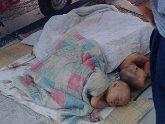Ba em bé 11 tháng tuổi được bọc trong chăn và đặt ngoài lề đường