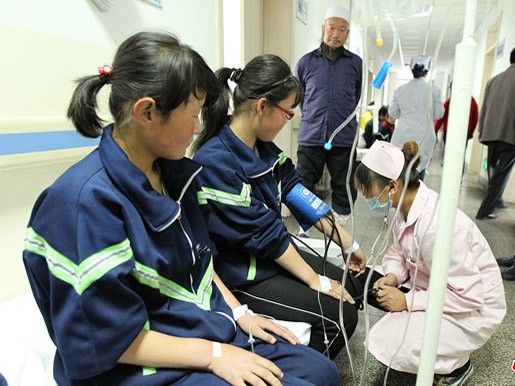 Ảnh chụp ngày 22/05/2013, các học sinh của Trường Herbal quận Đại Đồng đang được truyền dịch tại Bệnh viện Nhân dân quận Đại Đồng.