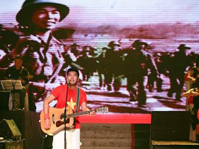Tạ Quang Thắng hát “Lá cờ” trên sân khấu Bài hát Việt Ảnh: Phan Anh