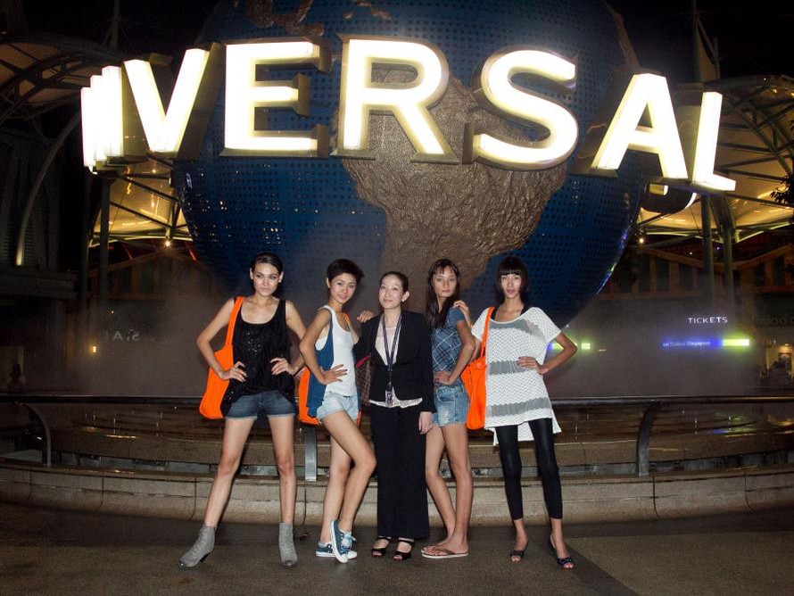 Các cô gái Top Model quậy tưng bừng Universal Studio