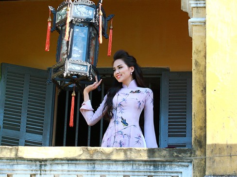 Diễm Hương xinh đẹp với áo dài ở Quảng Nam