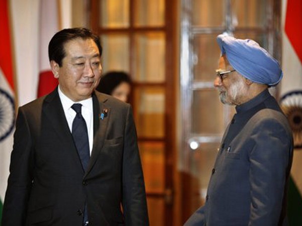 Thủ tướng Nhật Bản Yoshihiko Noda (trái) và người đồng cấp Ấn Độ Manmohan Singh tại New Delhi hôm 28-12. Ảnh: AP