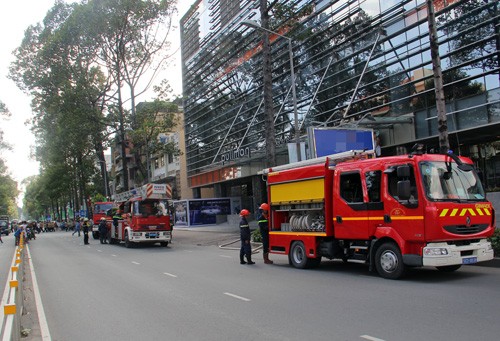 Cháy ở khách sạn 5 sao, trăm công nhân tháo chạy
