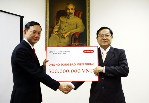 Tiếp nhận 300 triệu đồng cứu trợ lũ lụt từ Dai-ichi Life Việt Nam