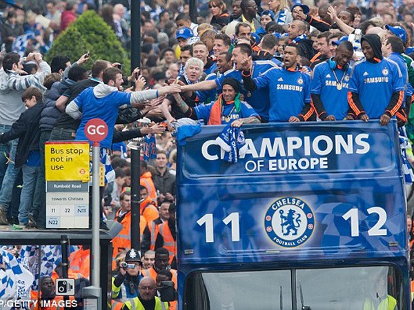 Chelsea được chào đón nhiệt liệt ngày trở về