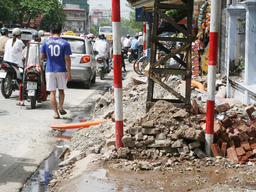 Hiện trường đào bới đường trên đường Ngọc Lâm, quận Long Biên, Hà Nội