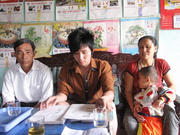 Võ Văn Thái (giữa) bỏ việc, học tiếng Hàn nhưng nay bị địa phương từ chối không cho dự thi. Ảnh: Minh Thùy