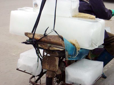 Xe chở nước gạo cho lợn thành xe vận chuyển đá cây
