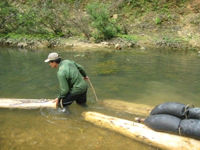 Chặn sông tích nước để chuyển gỗ lậu