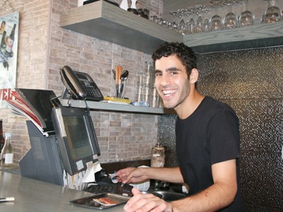 Anh Moshe, sinh viên làm thêm trong nhà hàng Nhật ở Tel Aviv Ảnh: K.H