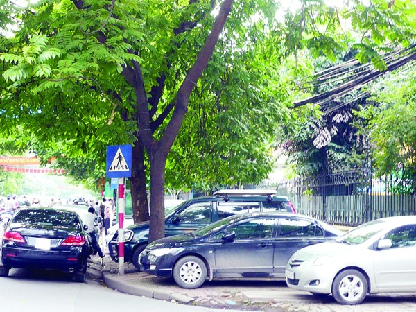 Theo Luật Giao thông đường bộ, vỉa hè chỉ dành cho người đi bộ nhưng tại Hà Nội, vỉa hè đang được cấp phép để ô tô. Ảnh: Trọng Đảng