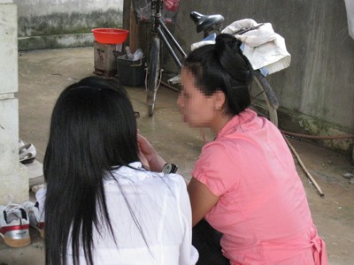 Chị Thảo đang tư vấn HIV cho một bạn trẻ