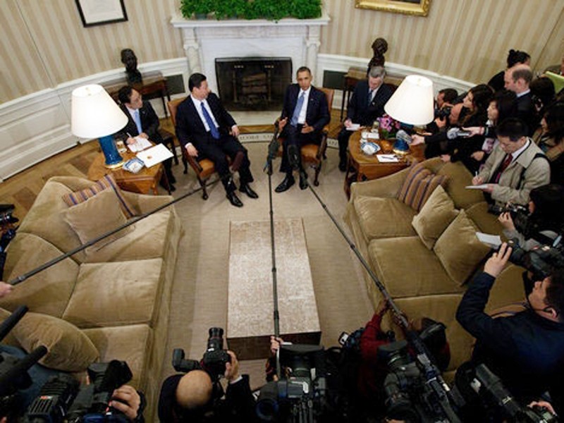 Tổng thống Mỹ Barack Obama (phải) tiếp Phó Chủ tịch nước Trung Quốc Tập Cận Bình tại Nhà Trắng giữa vòng vây báo chí Ảnh: The New York Times