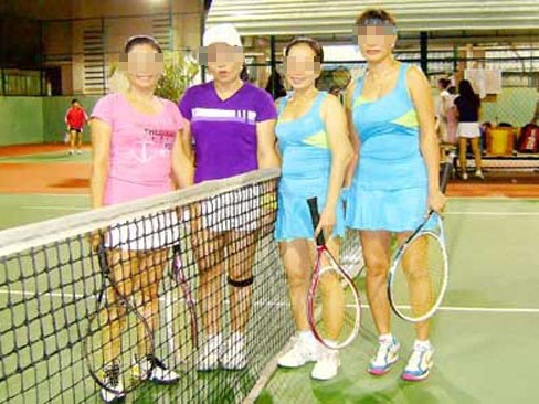 Đi làm 'Xuân Tóc đỏ' phục vụ quý bà chơi Tennis