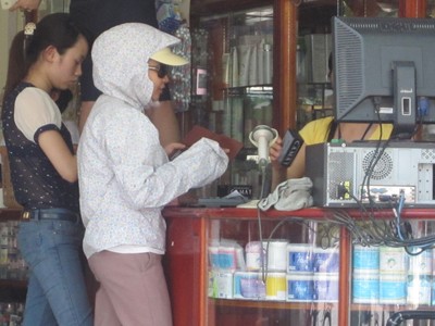 Nắng nóng khiến nhu cầu sử dụng các loại kem chống nắng tăng Ảnh: Nguyễn Hoài