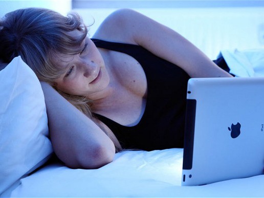 Trầm cảm vì sử dụng iPad lúc đêm khuya