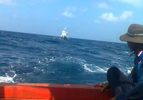 Tàu cá Việt bị bắt và cú điện đàm chết lặng