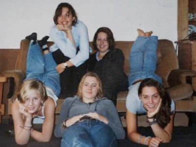 Bức ảnh Kate (ngoài cùng bên phải)và các bạn học cũ được mua với giá 29.000 bảnh Anh
