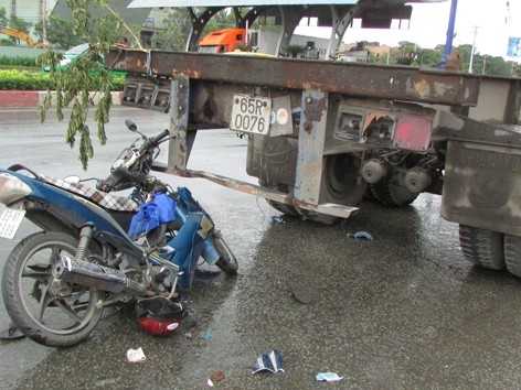 Tai nạn xảy ra liên tục trên xa lộ Hà Nội