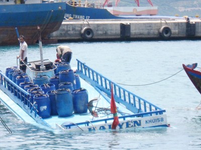 Tàu du lịch chìm tại bến Nha Trang
