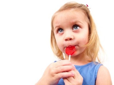 Bé ăn nhiều kẹo có thể bị sút cân