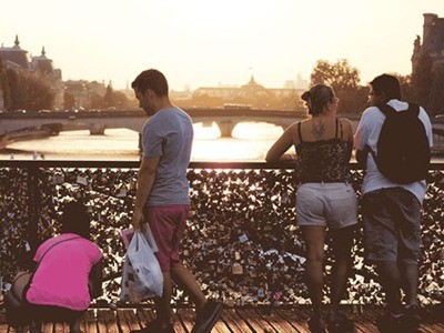 Lời thì thầm của khóa tình yêu trên sông Seine