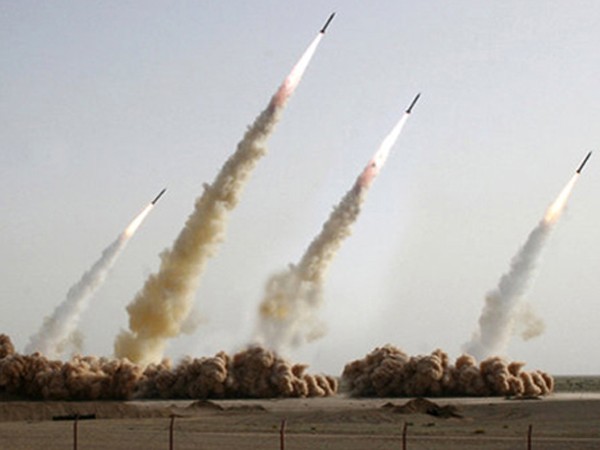 Iran bắn thử một loạt tên lửa đạn đạo