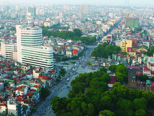 Hàng loạt cao ốc thi nhau mọc lên như nấm tại các nút giao thông trong nội thành Hà Nội Ảnh: Hồng Vĩnh