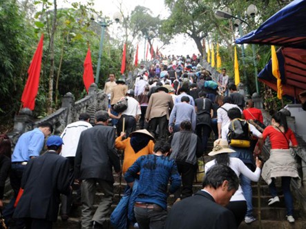 Hàng nghìn người kéo lên đỉnh Yên Tử cầu an
