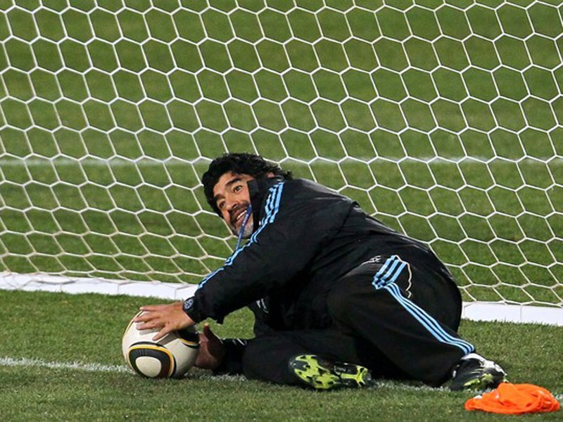 Maradona làm... thủ môn