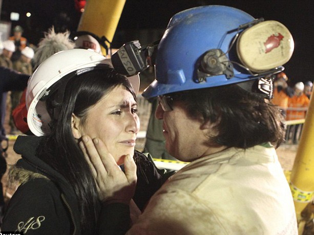 Osman - thợ mỏ thứ 6 được đưa lên mặt đất - trong phút giây gặp vợ Ảnh: Reuters
