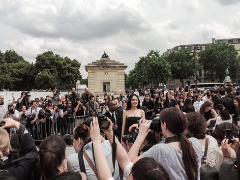 Mai Phương Thúy 'đụng váy' Jennifer Aniston, bị vây kín ở Paris