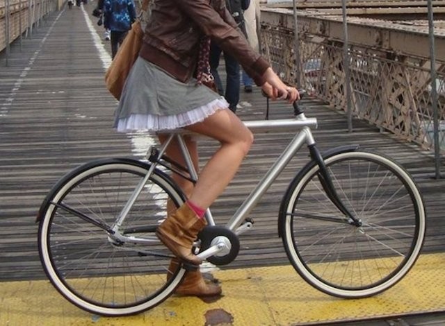 Bị cấm đi xe đạp vì mặc váy quá ngắn