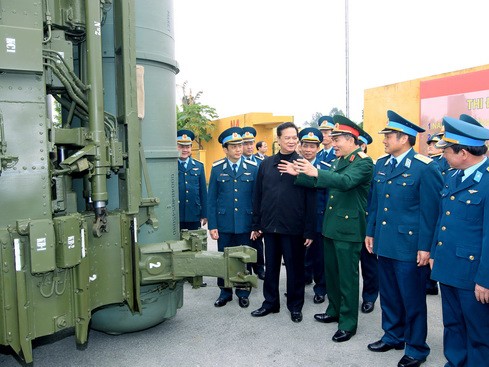Thủ tướng thị sát 'rồng lửa' S-300 tối tân của Việt Nam