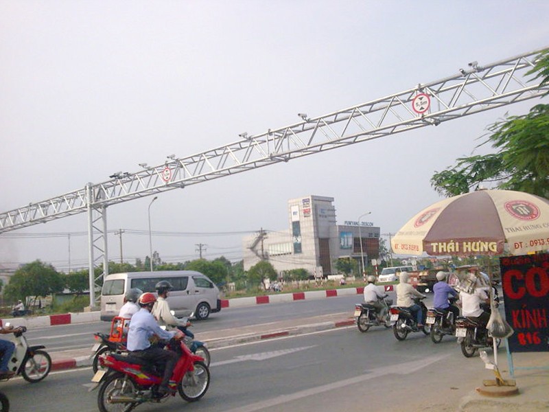 Hệ thống camera ghi nhận biển số xe được CII lắp đặt trên xa lộ Hà Nội để thu phí từ ngày 15-5. Ảnh: TC