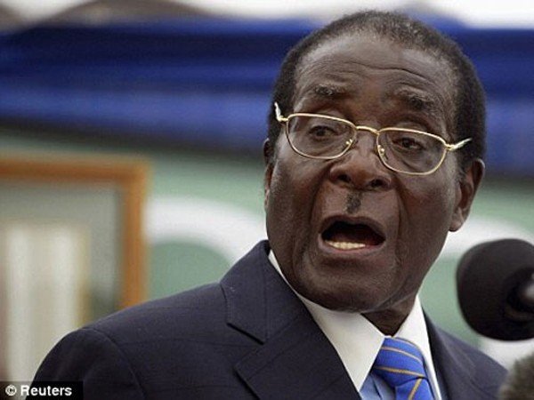 Thượng nghị sĩ Morgan Femai thuộc Đảng đối lập chủ yếu với Đảng của TT Zimbabwe Robert Mugabe (ảnh)