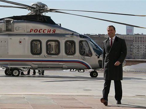 Thủ tướng Nga Dmitry Medvedev và chiếc máy bay trực thăng