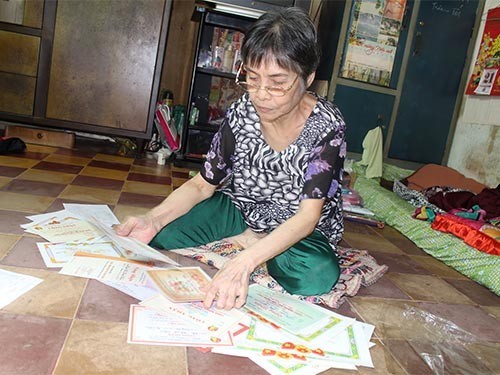 Bà Nguyễn Thị Trà với những tấm giấy khen của Phạm Thị Thanh Thảo.