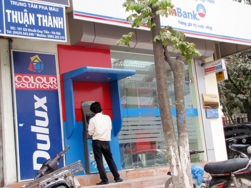 12 ngân hàng bắt đầu thu phí ATM nội mạng