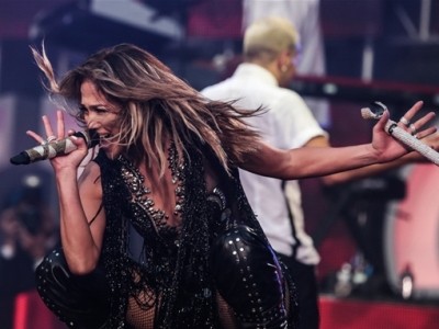 Bất chấp chỉ trích, Jennifer Lopez vẫn thỏa sức sexy