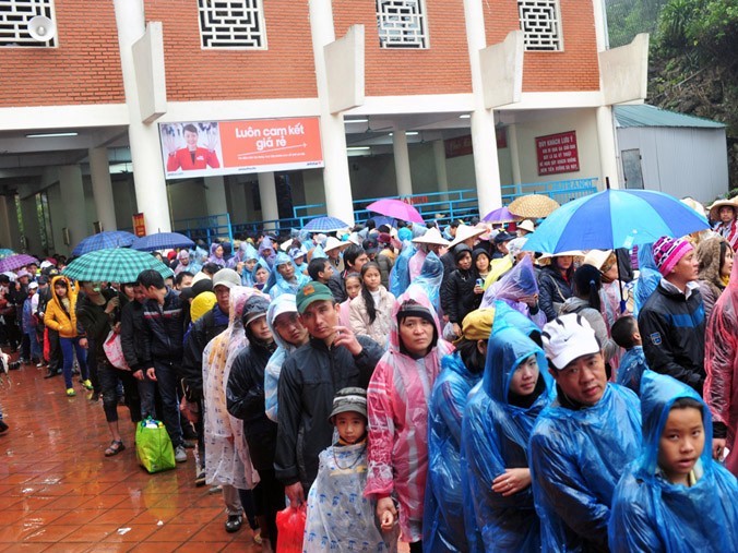 Hàng nghìn người đội mưa chờ cáp treo Chùa Hương