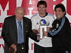 Messi với giải thưởng Di Stefano đoạt được mùa trước - Ảnh Marca