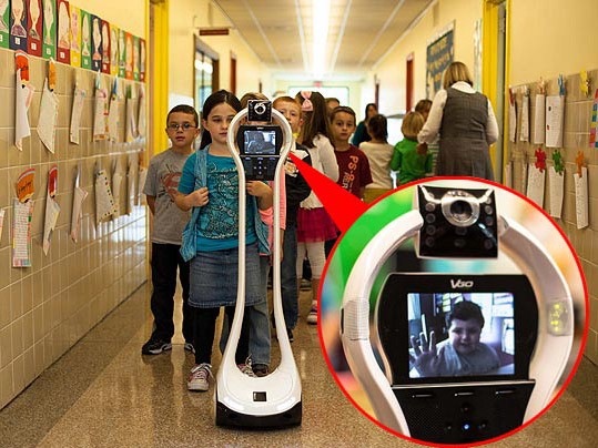 Robot VGo đến trường thay cậu bé Devon
