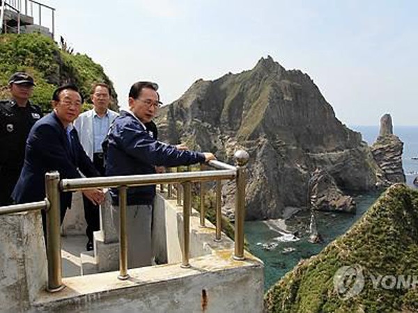 Tổng thống Hàn Quốc thăm đảo tranh chấp