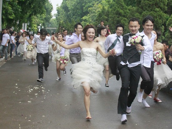 200 cô dâu, chú rể chạy marathon dưới mưa