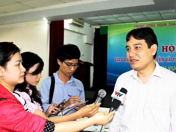 Anh Nguyễn Đắc Vinh trả lời phỏng vấn báo chí tại Hội nghị. Ảnh: N.H